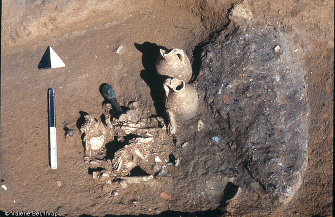 Dépôt de crémation dans un coffret en bois accompagné de deux cruches et d'un balsamaire (fin Ier siècle-début IIe siècle de notre ère) mis au jour lors des fouilles effectuées au Valladas (Rhône-Alpes) en 1985.    