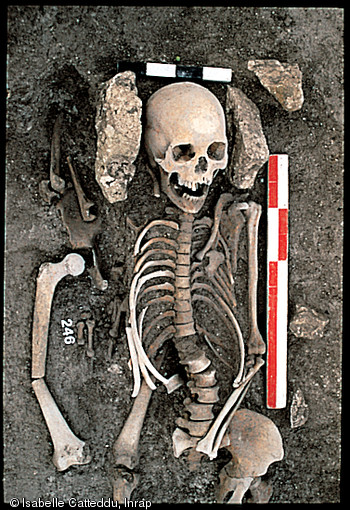 Sépulture des IXe -Xe s. de notre ère mise au jour lors des fouilles menées en 1993 sur le site  les Coutures  à Saleux (Somme).  On note le soin particulier apporté à la tête du défunt qui a été calée entre deux pierres. 