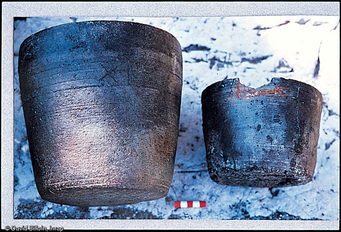 Vaisselle en pierre ollaire. Fouille d'un établissement rural mérovingien, Pratz (Jura), 2005.  Vaisselle culinaire d'origine lithique produite dans les Alpes, la vaisselle en pierre ollaire est associée à du mobilier de l'Antiquité tardive et du haut Moyen Âge. 