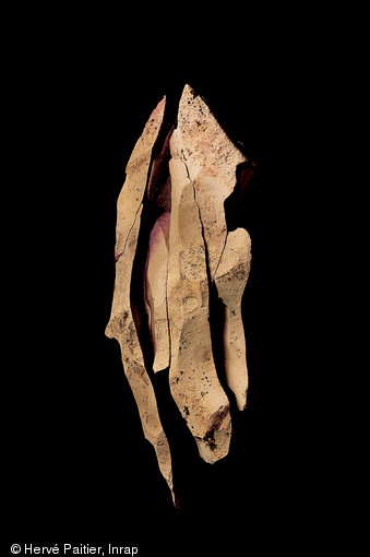 Bloc de silex reconstitué à partir des éclats retrouvés sur la fouille de Calleville (Eure), 2002.  Ils permettent de retrouver les gestes successifs de l'artisan préhistorique et les techniques qu'il a utilisées. 