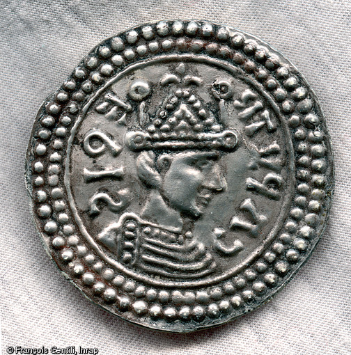 Cette fibule ronde découverte à Serris (Seine-et-Marne) en 1992, date de la première moitié du Xe siècle. Le buste royal porte une couronne triangulaire surmontée d'une fleur de lys.  En légende rétrograde on peut lire CAPVT REGIS (la tête du roi). C'est à Louis IV, qui accèda au trône en 936, qu'il convient d'attribuer ce portrait.