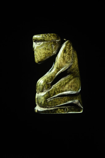 Pion d'un jeu d'échecs en os, seconde moitié du XIe s., Pineuilh (Gironde), 2003. Comptant parmi les plus anciens exemplaires connus, cette pièce figurative témoigne d'un statut social élevé.