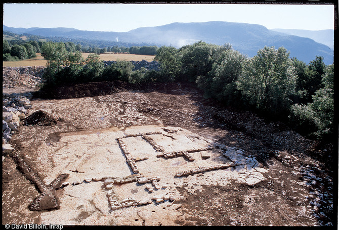 Vue générale du bâtiment résidentiel de Pratz (Jura) daté du VIIe siècle de notre ère et mis au jour en 2000.