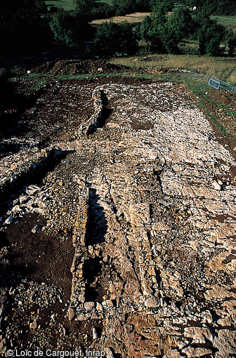 Bâtiment artisanal de l'établissement rural mérovingien de Pratz (Jura) daté du VIIe siècle de notre ère et dont les fouilles se sont déroulées en 2000.  