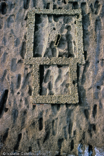 Vue verticale de l'église à chevet carré de Saleux (Somme), 1993.  L'édifice, construit au Xe s., occupe l'emplacement d'une église en bois antérieure. Au centre, le sarcophage, daté du VIIe, abritait le corps d'un personnage vénéré. Le sol est creusé de nombreuses tombes groupées autour du sarcophage et de l'église.