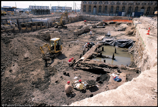 Vue de l'emprise des fouilles de l'ancien port à vin en bord de Garonne et datant de l'époque médiévale (Bordeaux), fouilles en 2002-2003. 