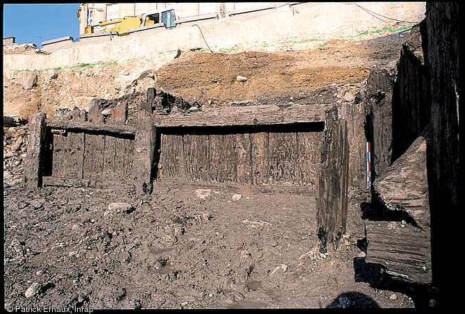 Vestiges de plates-formes supportant des chais (lieu de stockage du vin) situés en bordure de Garonne dans le port à vin médiéval de Bordeaux. Ils ont été exhumés lors des fouilles effectuées en 2002 et 2003. 