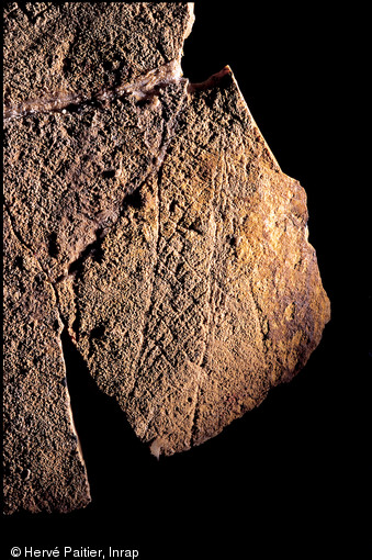 Décor géométrique paléolithique gravé sur un galet, daté d'environ 17 000 ans. Fouille du site de La Graulet IV, Bergerac (Dordogne), 2001-2002. 