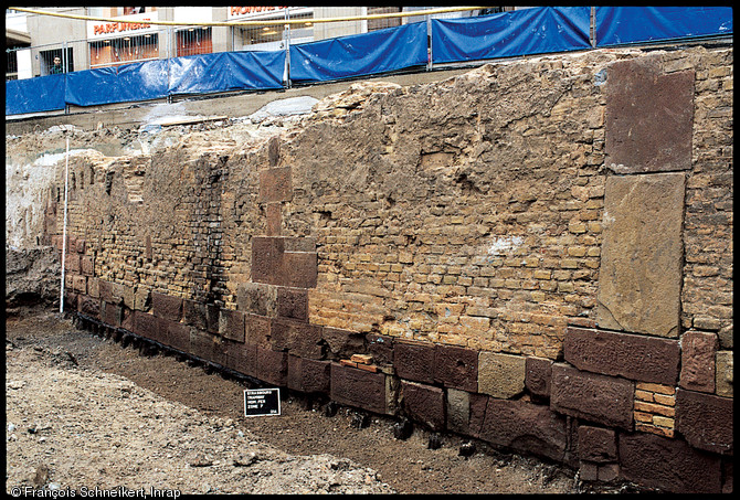 Mur de quai du fossé des tanneurs, à Strasbourg (Bas-Rhin), construit au XIVe siècle. 
