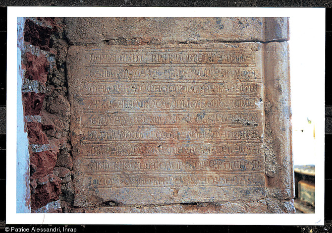 Inscription funéraire du couvent des Franciscains de Perpignan (Pyrénées-Orientales) bâti à  la fin du XIIIème siècle de notre ère, photographiée lors du diagnostic de l'Hôpital militaire effectué en 2003.   