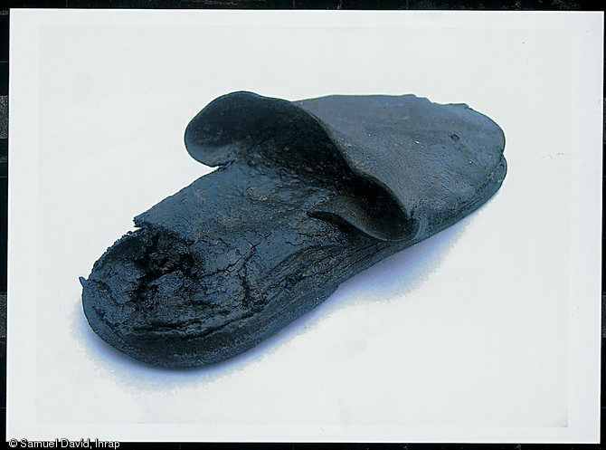 Chaussure en cuir datée du XVIème siècle, provenant du dépotoir d'un atelier de tanneur-peaussier-cordonnier qui a été découvert dans le comblement du rempart nord, lors des fouilles effectuées d'aout à octobre 2002 sur le site du parking Anatole-France à Tours (Indre-et-Loire).  
