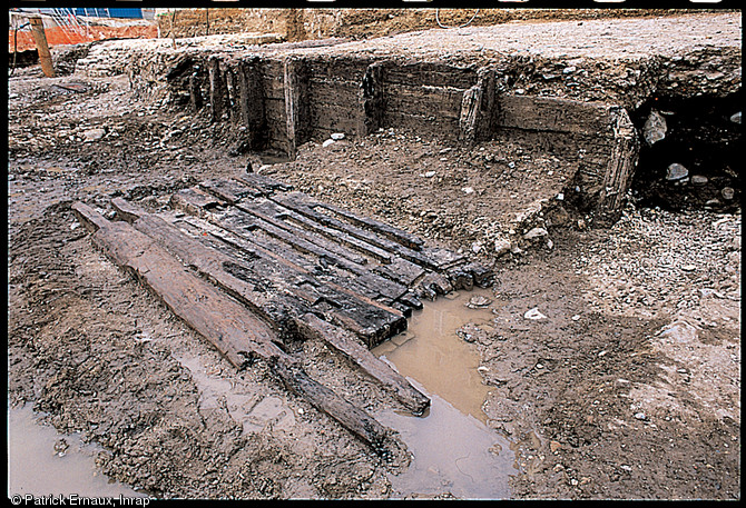 Élément d'un pressoir à vin par levier découvert au pied du talus de fondation du rempart médiéval, en bord de Garonne, dans l'ancien port au vin (Bordeaux). Les fouilles ont été effectuées en 2002 et 2003 à l'occasion de la construction d'un parking souterrain.  