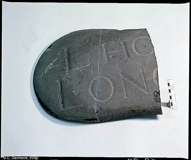 Fragment de l'enseigne de l'Hôtel de Longueville (XVIIIe siècle). Fouille du Grand Louvre, 1984-2003.   Cette photo n'est pas à vendre. 