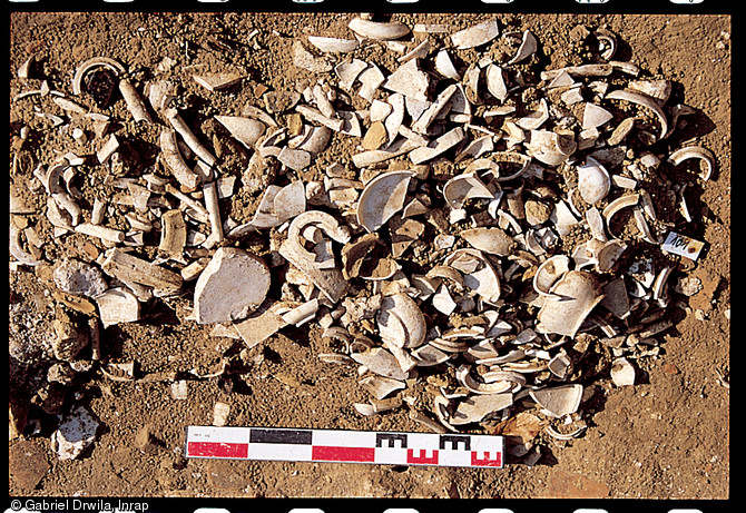 Fragments de faïences et porcelaines de toutes sortes amassés dans un dépotoir d'une manufacture royale en activité entre 1772 et 1804, Bourg-la-Reine (Haut-de-Seine), 2001.   