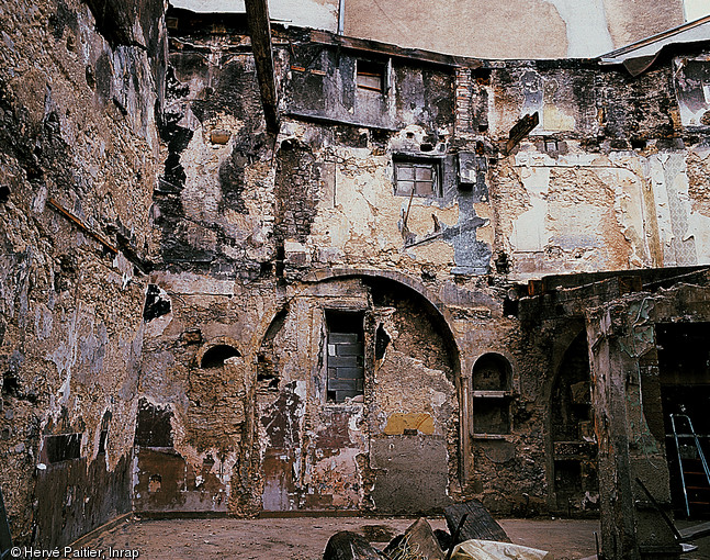 Sur ce cliché, pris à Metz (Moselle) en 1990 dans l'îlot de la Visitation, on peut observer toute la complexité des remaniements modernes qu'un premier bâtiment médiéval a pu connaître, jusqu'au parpaing de ciment assurément du XXe siècle.  