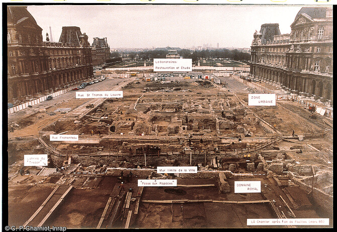 Vue des fouilles de la Cour Napoléon, sur l'emplacement actuel de la Pyramide. Fouille du Grand Louvre, 1984-2003.   Cette photo n'est pas à vendre. 