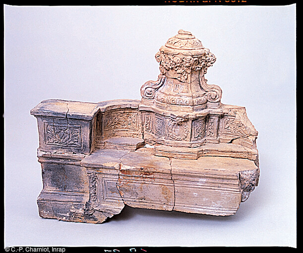 Maquette d'écritoire en terre cuite de l'atelier d'André-Charles Boulle (début du XVIIIe siècle). Fouille du Grand Louvre, 1984-2003.   Cette photo n'est pas à vendre. 