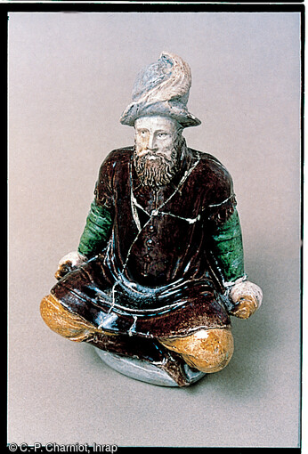 Figurine émaillée de l'atelier d'Avon provenant des latrines de la maison du Sabot. Fouille du Grand Louvre, 1984-2003.   Cette photo n'est pas à vendre. 