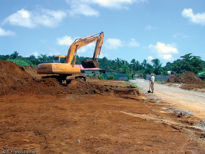 Décapage, à l'aide d'une pelle mécanique, des terres de surface sur le site de Katoury à Cayenne (Guyanne), 2002.