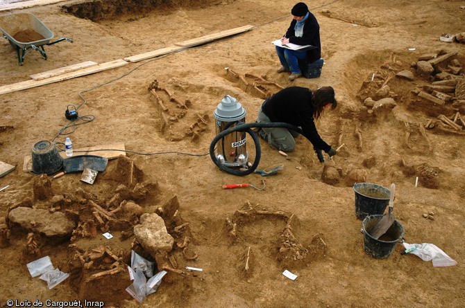 Sépultures en cours de fouille, nécropole du haut Moyen Âge de Pont-sur-Seine (Aube), 2007. 