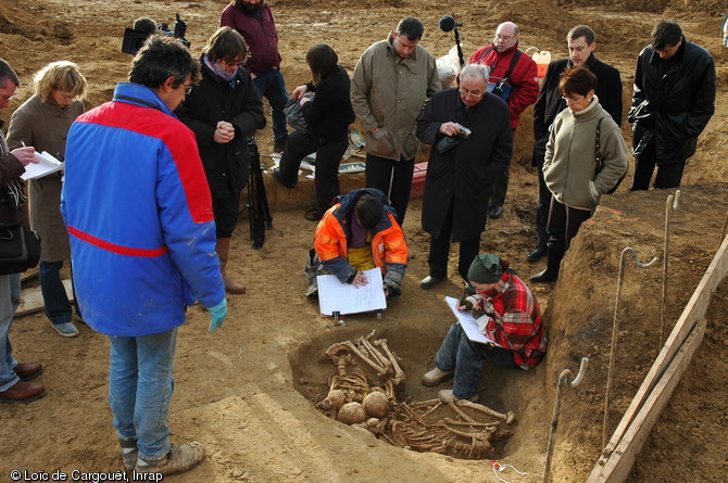 Vue d'une sépulture collective en cours de fouille sur le site de Bréviandes (Aube), datée de la fin du Neolithique et présentée lors d'une journée de visite de presse le 7 décembre 2006. 