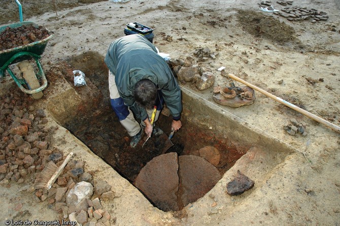 Une cave datée de l'époque gallo-romaine en cours de fouille sur le chantier de Wiwersheim en octobre 2006.