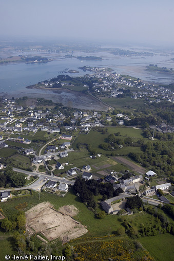 Vue aérienne du site de Kerdruellan (Morbihan), 2006. Au second plan, la ria d'Etel.