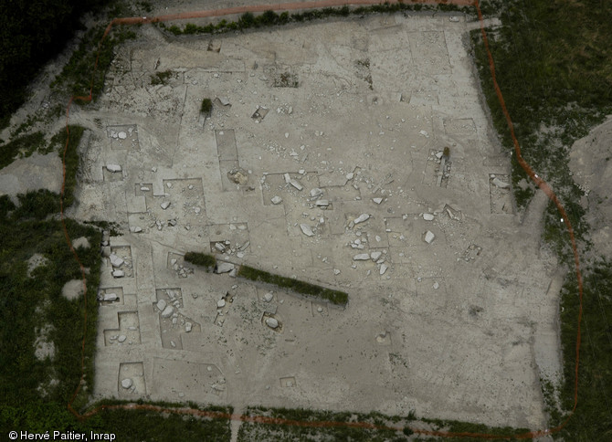 Vue aérienne du site de la Kerdruellan (Morbihan), 2006.  La fouille extensive de 3000 m² menée sur ce site est la première du genre en France pour des mégalithes. 