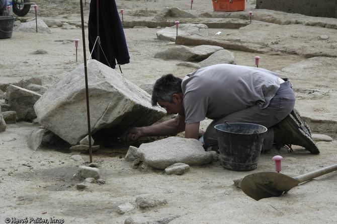 Fouille d'un menhir brisé à Kerdruellan (Morbihan), 2006.  L'alignement mégalithique de Belz est conservé dans son environnement sédimentaire d'origine, ce qui fait un de ses intérêts majeurs. 