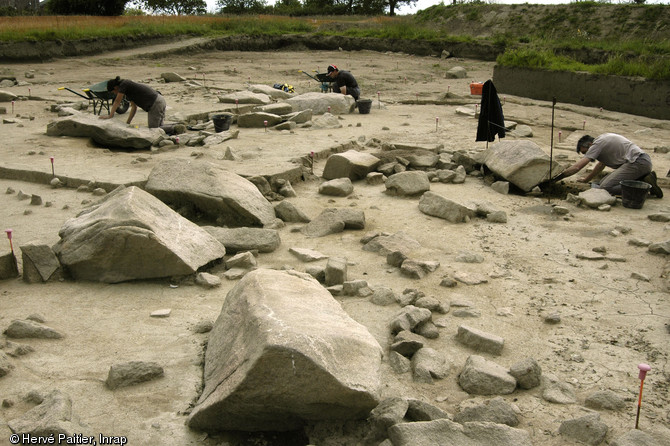 Fouille extensive d'un ensemble mégalithique à Kerdruellan (Morbihan) en 2006.  Les blocs, indemnes de toute trace de météorisation, sont porteurs d’informations technologiques rarement observables sur les menhirs encore en élévation.