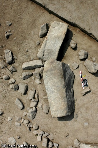   Menhir brisé mis au jour à Kerdruellan (Morbihan) en 2006.La dimension des blocs de cet ensemble mégalithique se situe dans la moyenne de ceux des alignements de Carnac : entre 50 cm et 1,50 m de longueur.  