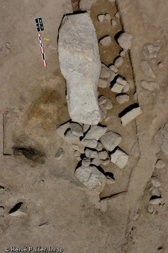   Menhir brisé du complexe mégalithique de Kerdruellan (Morbihan) fouillé en 2006.Chacun des monolithes, parfois entiers, souvent fragmentés, a fait l’objet d’une fiche d’identité individuelle, permettant d’enregistrer ses critères morphologiques et ses caractéristiques propres (traces de débitage, d’extraction, de mises en forme, de gravures…).  