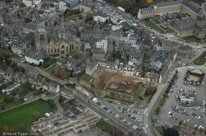 Le château du duc Pierre II de Bretagne à Guingamp (Côtes-d'Armor), 2005.  La fouille a mis au jour une stratification complexe, du XIe au XVe siècle. La première phase de construction (XIe siècle) voit l'édification d'une enceinte en pierre, rasée autour des années 1440 pour laisser place aux vestiges visibles aujourd'hui : l'enceinte carrée et les tours circulaires. 