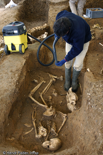 Sépulture à inhumation gallo-romaine mise au jour à Evreux (Eure). Fouille du Clos-au-Duc, 2002-2003. 