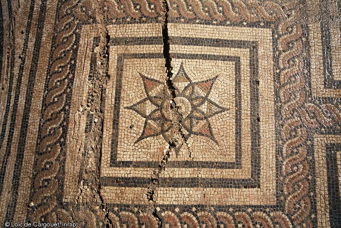 Détail d'un motif de la mosaïque datée du IIè siècle de notre ère, appartenant à un vaste édifice mise au jour lors des fouilles menées dans le collège Auguste et Louis Lumière de Besançon (Franche-Comté) en 2002-2003. 