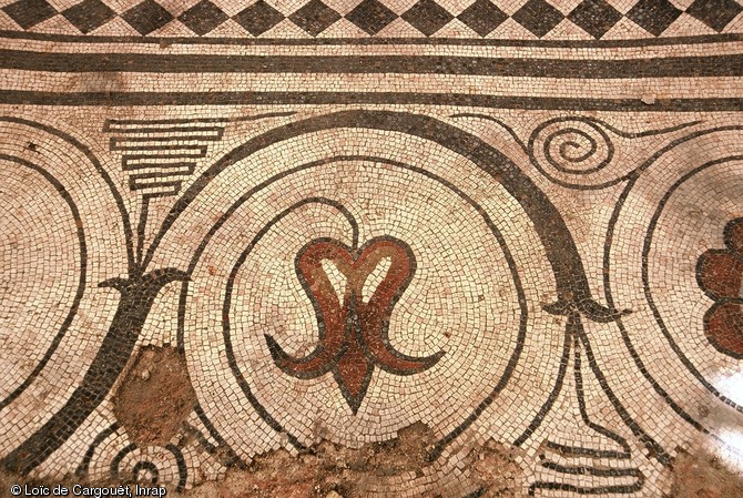 Détail d'un motif de la mosaïque datée du IIème siècle de notre ère, appartenant à un vaste édifice mise au jour lors des fouilles menées dans le collège Auguste et Louis Lumière de Besançon (Franche-Comté) en 2002-2003. 