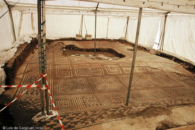Vue générale de la mosaïque datée du IIème siècle de notre ère appartenant à un vaste édifice mis au jour lors des fouilles menées dans le collège Auguste et Louis Lumière de Besançon (Franche-Comté) en 2002-2003. 