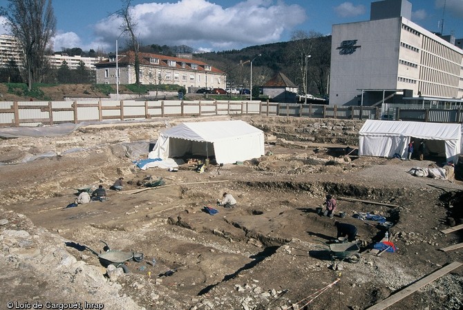 Vue générale des fouilles réalisées en 2002-2003 sur le chantier du Collège Auguste et Louis Lumière à Besançon qui a révélé un vaste édifice des Ier et IIème siècles de notre ère ainsi qu'une fosse attestant une occupation dès le premier âge du Fer.   