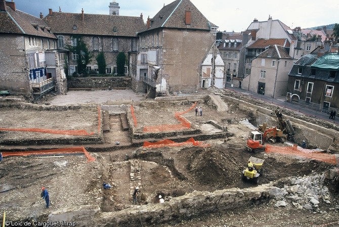 Vue générale du chantier du Palais de Justice de Besançon (Doubs), 2001.  L'opération a mis au jour une vaste domus gallo-romaine, avec ses portiques et son grand jardin. 