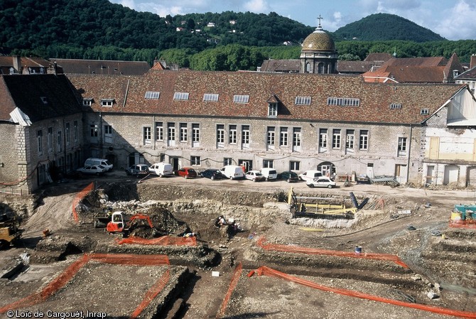 Vue générale de la fouille du Palais de Justice à Besançon (Doubs) en 2001. L'ancien arsenal se trouve au second plan.