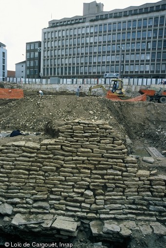 Détail d'un mur de berge du Ier et IIe s. de notre ère en bordure du Doubs à Besançon en 2001. 