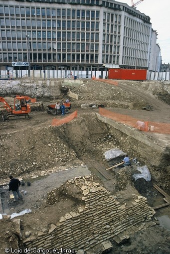 Vue générale des fouilles effectuées en bordure du Doubs sur le parking Dérasés à Besançon en 2001-2002.