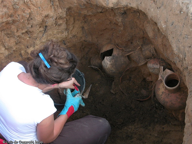 Fouille d'un silo réutilisé comme fosse dépotoir où ont été rejetés des ratés de cuisson d'un atelier de potier gallo-romain. Fouille de Chalon-sur-Saône (Saône-et-Loire) en 2005.