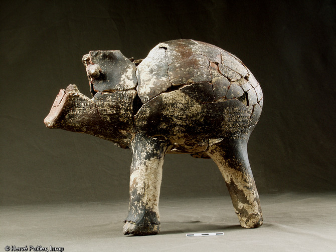 Vase en forme de taureau trouvé à Aubevoye (Eure) en 2003, dans un village de la culture Villeneuve-Saint-Germain, vers 4800 avant notre ère.  Cet objet d'une trentaine de centimètres, sans équivalent en France, perpétue un thème idéologique né dans le Néolithique du Proche-Orient. 