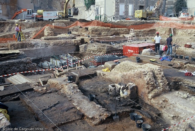 Vue générale du chantier avec, au premier plan, des niveaux antiques en cours de fouille.