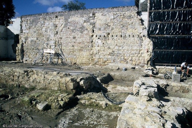 Vestiges des fondations et du mur pignon de la grange seigneurale érigée au début du XIIIe s.