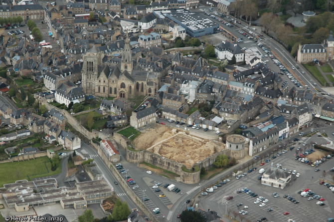 Vue aérienne du château du duc de Bretagne Pierre II à Guingamp (Côtes-d'Armor) dans son environnement urbain, 2005.