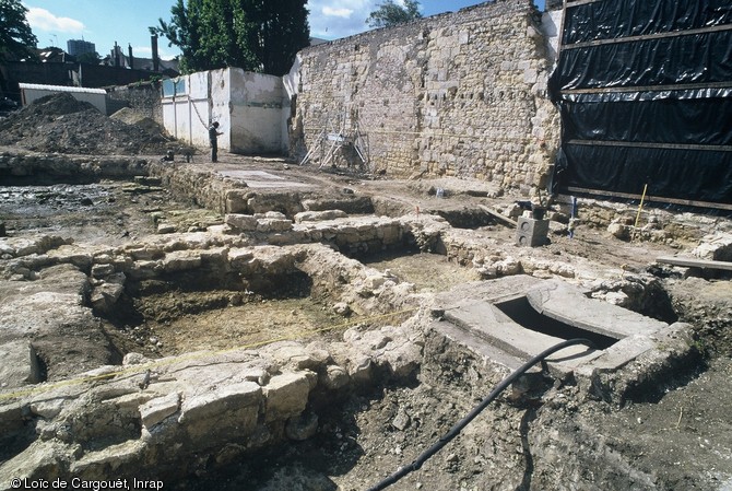 Vue générale du chantier. Au premier plan : les fondations des écuries du XVIIe s. Au second plan, un archéologue relève le pignon de la grange.