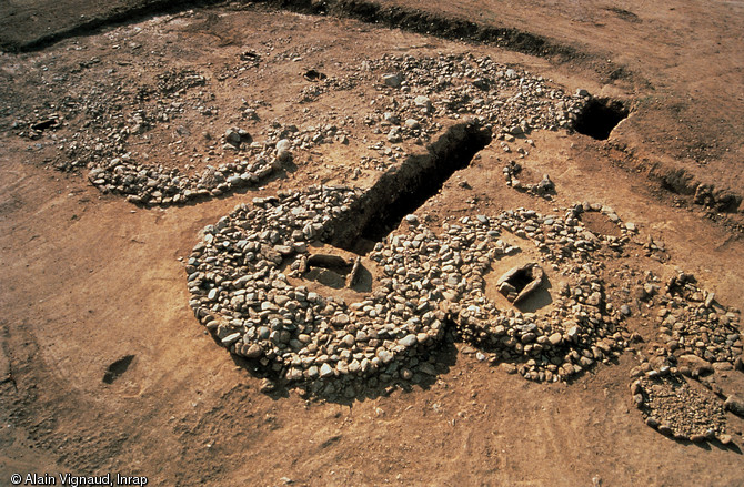 La nécropole néolithique à tertres de pierres du Camp del Ginèbre à Caramany (Pyrénées-Orientales), datée du début du Chasséen (vers 4500 avant notre ère), fouillée en 2000-2001.  Entourés de tombes simples, trois cairns (11 m de diamètre pour le plus grand) contiennent chacun un coffre de pierre. L'inhumation et l'incinération sont attestées sur le site. 
