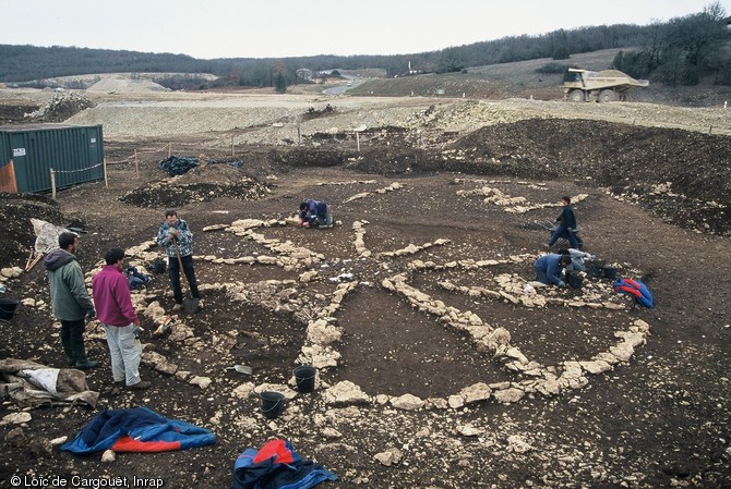 Vue générale d'un tertre funéraire daté des VIe et Ve s. avant notre ère sur le site du  Camp de l'église  à Flaujac-Poujols (Lot), 2002. 